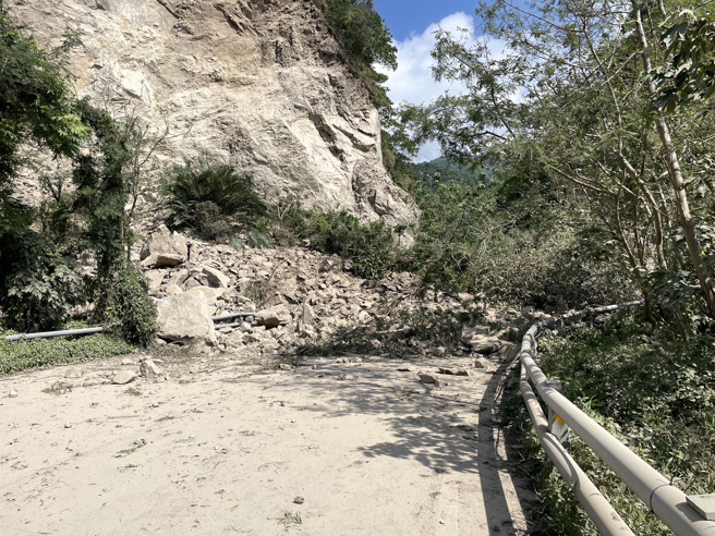 昨3日上午花蓮發生7.2級地震，鳳林分局於地震發生後迅速出動員警力查報轄內道路狀況，並派遣轄區線上警力到場疏導、管制，避免發生連鎖性交通壅塞。（圖／警方提供）