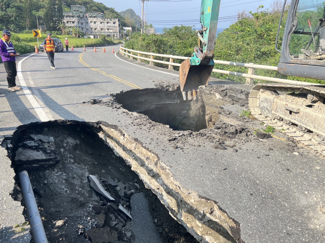 昨3日上午花蓮發生7.2級地震，鳳林分局於地震發生後迅速出動員警力查報轄內道路狀況，並派遣轄區線上警力到場疏導、管制，避免發生連鎖性交通壅塞。（圖／警方提供）