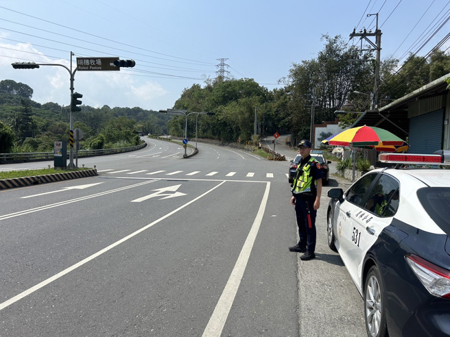 昨3日上午花蓮發生7.2級地震，鳳林分局於地震發生後迅速出動員警力查報轄內道路狀況，並派遣轄區線上警力到場疏導、管制，避免發生連鎖性交通壅塞。（圖／警方提供）