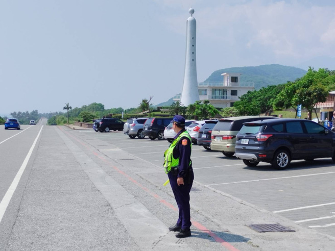 昨3日上午花蓮發生7.2級地震，鳳林分局於地震發生後迅速出動員警力查報轄內道路狀況，並派遣轄區線上警力到場疏導、管制，避免發生連鎖性交通壅塞。（圖／警方提供）