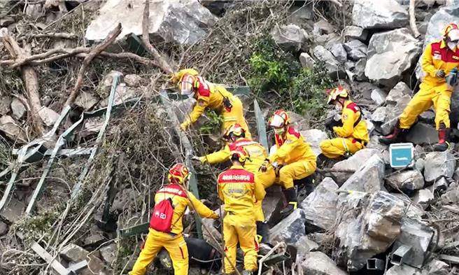 屏东县搜救队定位救援，发现疑似遭活埋男子，搜救画面曝光。(翻摄画面)