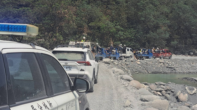 花莲警察局在今（4）日10时许与台泥公司救援人员、和平所员警会合，想不到59名受困者突然自行下山。（图／警方提供）
