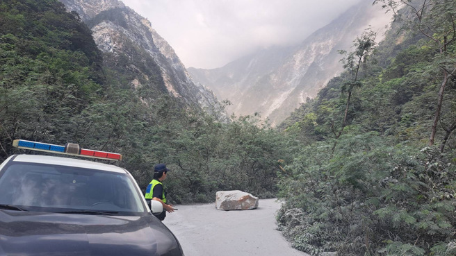 花莲警察局在今（4）日10时许与台泥公司救援人员、和平所员警会合，想不到59名受困者突然自行下山。（图／警方提供）