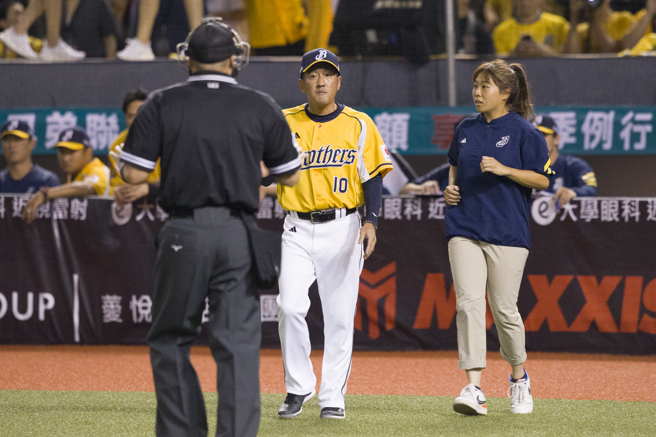 中信兄弟总教练平野惠一（中）。（资料照，杜宜谙摄）