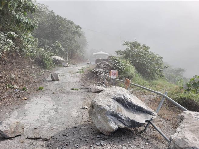 花莲强震导致土石崩落。（翻摄王薇君脸书）