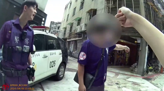 有骑士因不满违停被开单，竟然狂卢员警希望能用劝导，甚至还疑似触碰到女警的配枪，遭到女警大声喝止。（图／警方提供）