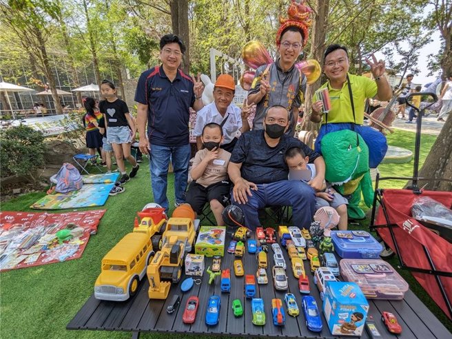嘉义县议员黄启豪4日在新港乡板陶窑园区举办「不想长大＊儿童市集」活动，吸引近200位小朋友抢当老板。（黄启豪团队提供／吕妍庭嘉义传真）