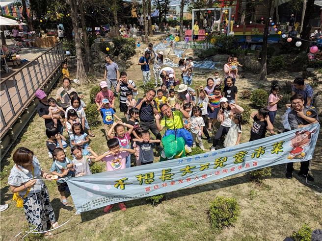 嘉义县议员黄启豪4日在新港乡板陶窑园区举办「不想长大＊儿童市集」活动，大人、小孩欢笑声不断，度过不一样的儿童节。（黄启豪团队提供／吕妍庭嘉义传真）