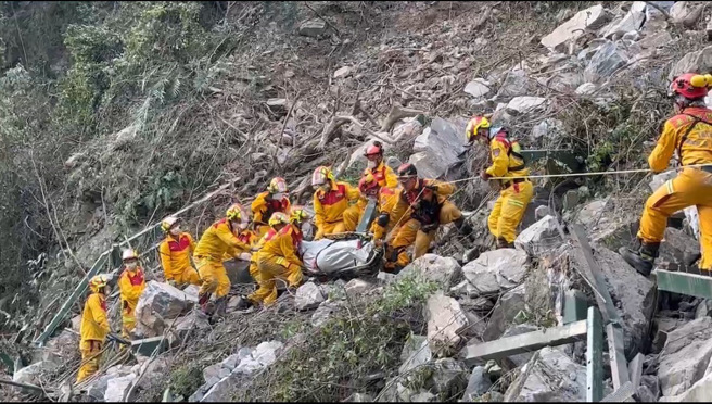 消防队将受困死者搬运出来上救护车。（屏县消防局提供）