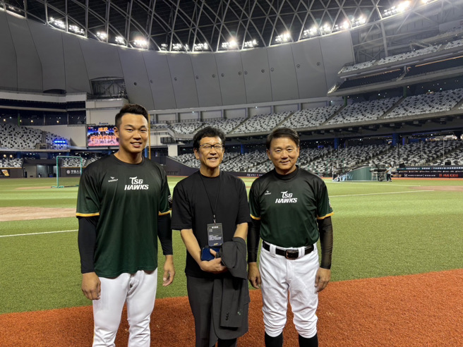 王柏融（左起）與恩師栗山英樹、台鋼雄鷹總教練洪一中賽前合影。（台鋼雄鷹提供）