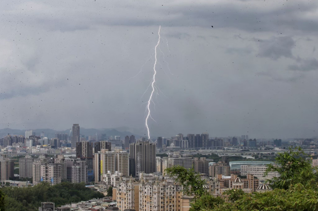 锋面通过天气转不定，北部、东北部短暂阵雨 山区须留意。（示意图／杜宜谙摄）