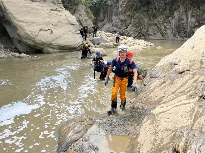 花莲近海3日上午发生规模7.2地震，造成花莲山区多处坍方，其中有65岁连姓男子当时与妻女一同在小锥麓步道健行，结果地震发生后在妻女面前活生生遭土石流冲走，直到今(4)日下午被发现时已身亡。(黄敬文翻摄)