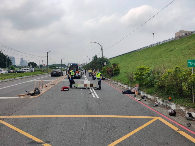 今（4日）上午11時許，新北市三重區重新堤外道7k+900處發生一起車禍。（圖／警方提供）