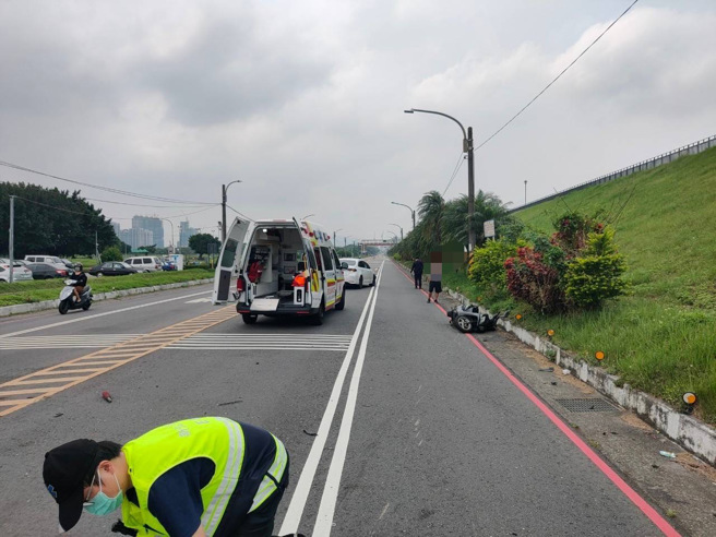 今（4日）上午11時許，新北市三重區重新堤外道7k+900處發生一起車禍。（圖／警方提供）