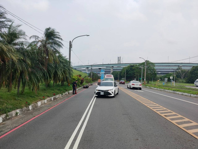 今（4日）上午11時許，新北市三重區重新堤外道7k+900處發生一起車禍。（圖／警方提供）