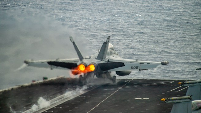 2024年3月29日，美第7舰队一架隶属于第137 电子攻击中队「白嘴鸦」的EA-18G 咆哮者从尼米兹级航空母舰罗斯福号（CVN 71） 的飞行甲板上起飞。（DVIDS）