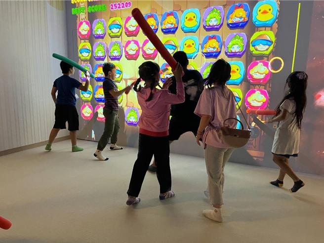 彰化家扶兒在兒童節暢遊高雄魔法城堡，體感互動遊戲，開心直說「明年兒童節我還要再來！」。（彰化家扶提供／葉靜美彰化傳真）