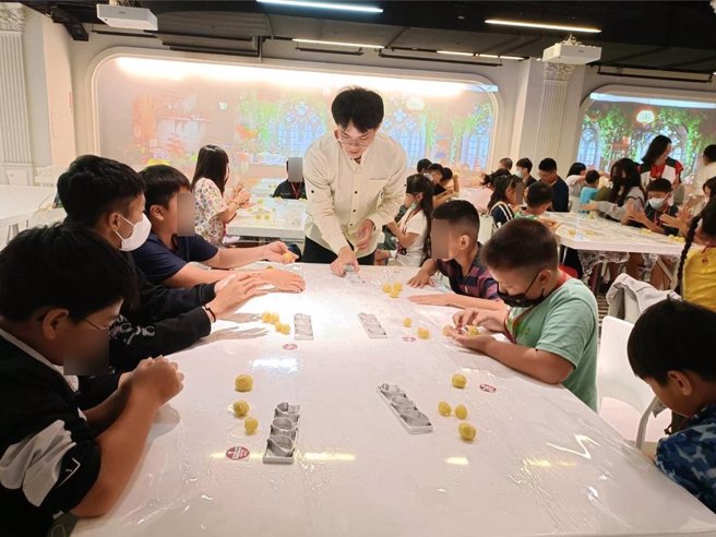 彰化家扶兒在兒童節暢遊高雄魔法城堡，除了玩遊戲，也在工作人員解說下，親手製作鳳梨酥。（彰化家扶提供／葉靜美彰化傳真）