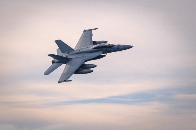 2024年3月30日，隶属于第 154 攻击战斗机中队 「黑骑士」的一架 F/A-18F 超级大黄蜂飞过尼米兹级航空母舰罗斯福号 (CVN 71)。（DVIDS）