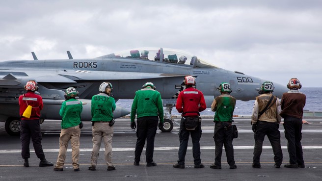 2024年3月1日，美第7舰队甲板管制员在尼米兹级航空母舰罗斯福号 (CVN 71) 的飞行甲板上进行飞行前作业。（DVIDS）