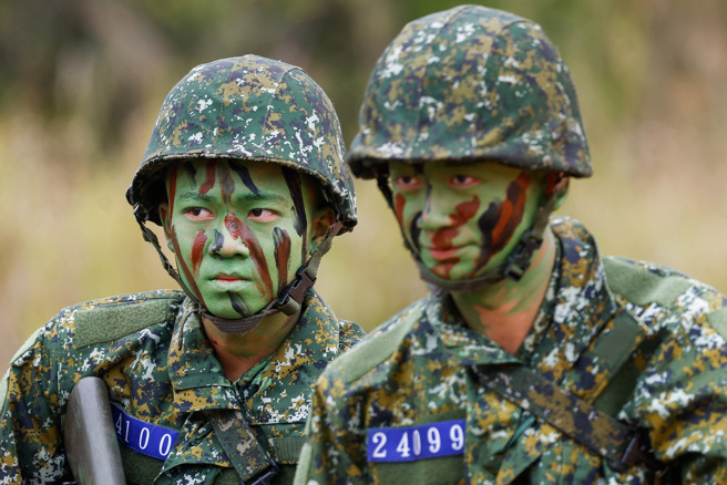 2024年3月20日，成功岭脸上涂着迷彩服的义务役士兵新训鑑测资料照。（路透社）
