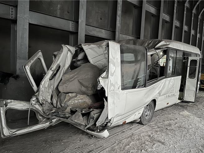 晶英酒店小巴車尾被落石擊中，觸目驚心。（民眾提供）