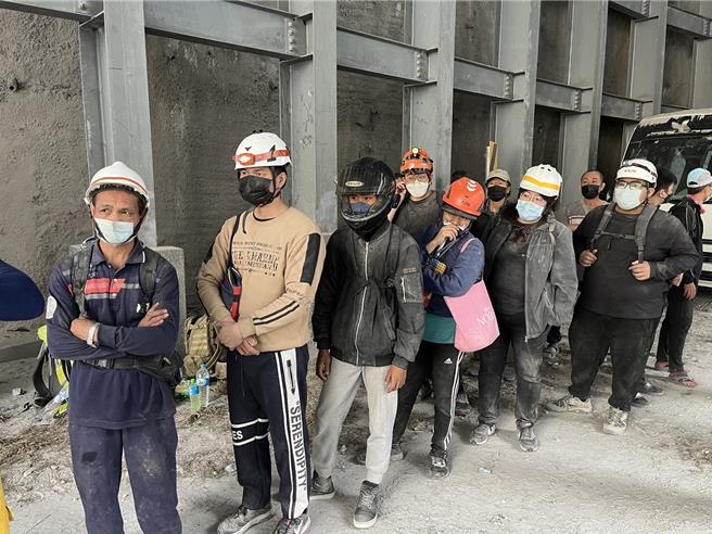 晶英酒店員工搭公司車輛上班途中遇上強震，等待救援，驚魂未定。（民眾提供）