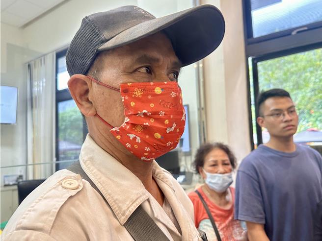 駕駛第一輛小巴的呂姓司機說，開了15年第一次碰上大地震。（王志偉攝）