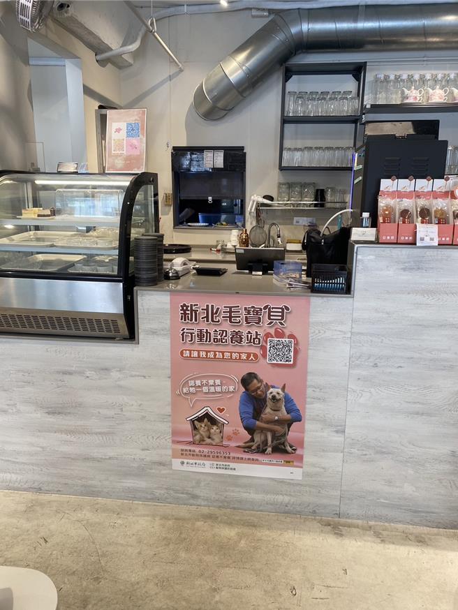 咖啡廳加入行動認養小棧，在店前張貼海報。（新北市動保處提供）