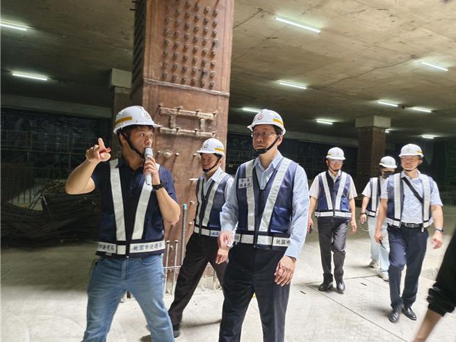桃园市长张善政4日视察捷运绿线G07车站施工暨地震应变机制。（赖佑维摄）