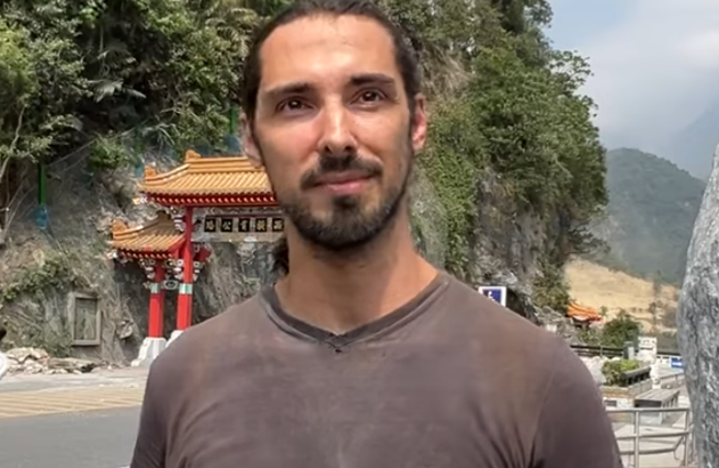 有法國遊客在爬山時，遇上花蓮7.2強震，當時他緊貼到懸崖山壁旁，躲過一劫。（圖／翻攝自中天新聞）