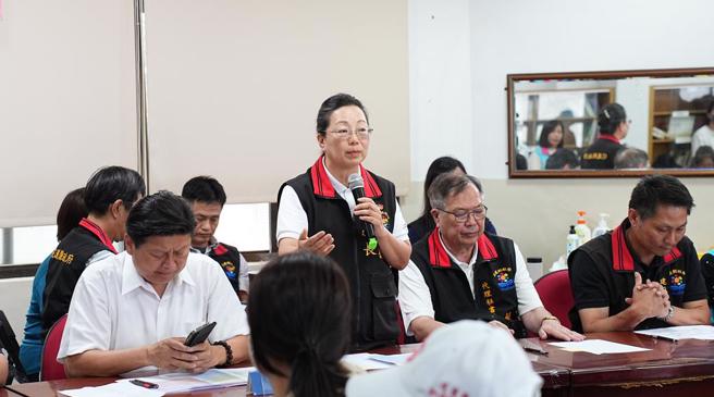 花莲县长徐榛蔚今(4)日带领县府团队，与立委傅昆萁、花莲市长魏嘉彦到中华国小举办说明会。（黄敬文摄）