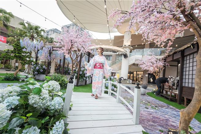 「林口三井Outlet」5月26日前于中央广场设有「花舞春游趣」日式庭园造景。（新北市经发局提供／刘玮晴新北传真）