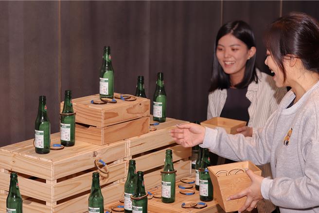 板桥凯撒大饭店4月「童」乐园活动，还原台湾夜市场景经典游戏摊位套圈圈游戏。（新北市经发局提供／刘玮晴新北传真）