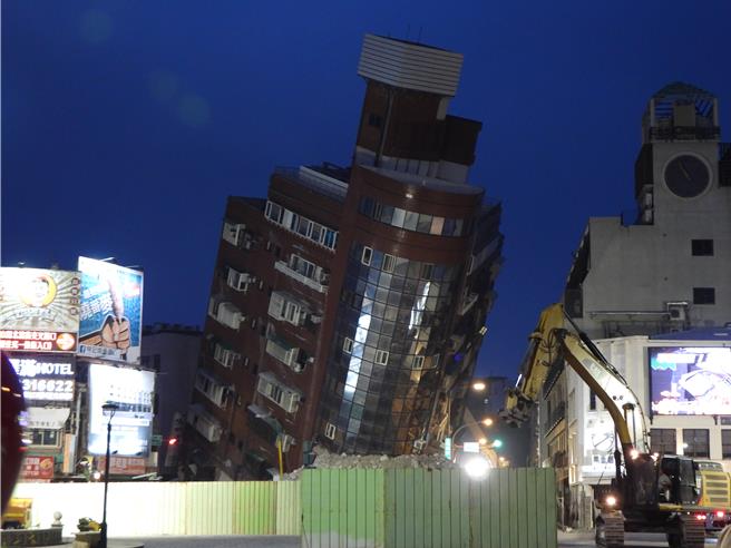 花莲检方今天上午与土木技师前往花莲市天王星大楼搜证，力拚在今晚完成建物外观採样工作，以利明早顺利进行拆除作业，届时将採边拆边搜证方式，确认建物结构是否有疏失。（罗亦晽摄）
