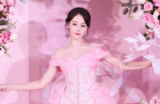 大陆女星迪丽热巴日前遭私生饭骚扰。（图／微博）