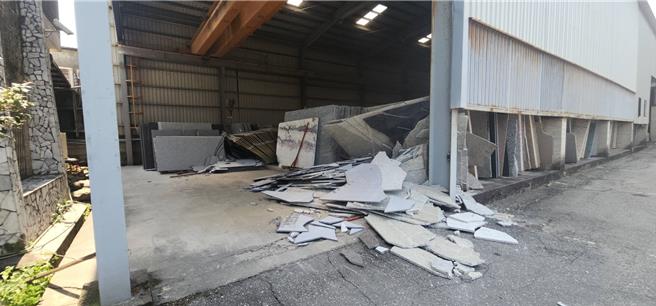 花莲震灾除了造成伤亡，县内的产业也蒙受打击，其中石材业者粗估损失至少10亿元。图为花莲石材工厂。（黄敬文摄）