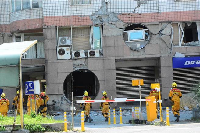 0403花莲大地震重创花莲市区，位在明礼路上的统帅大楼外墙严重剥落、结构钢筋裸露，像是骨折一样，随时都有倾斜倒塌的风险。（本报资料照片）