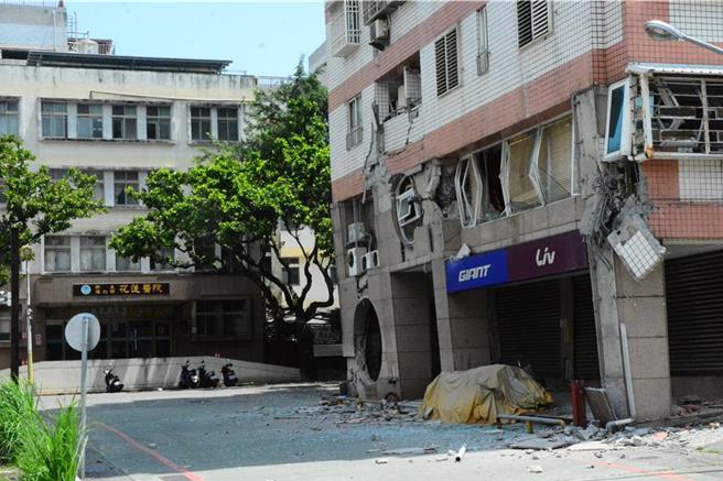0403花莲大地震重创花莲市区，位在明礼路上的统帅大楼外墙严重剥落、结构钢筋裸露，像是骨折一样，随时都有倾斜倒塌的风险。（本报资料照片）