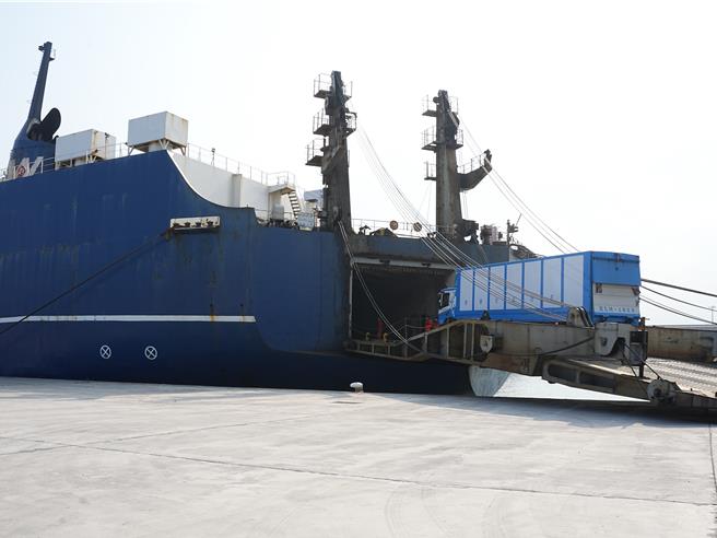 大货车上船准备运往苏澳港。(黄敬文摄)