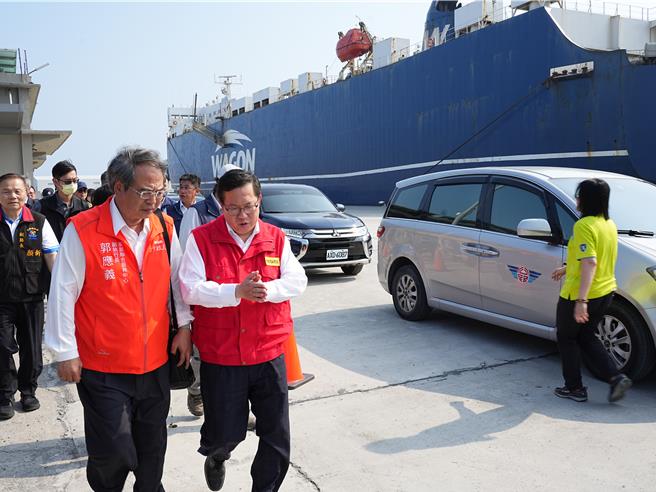 行政院副院长郑文灿在交通部长王国材及次长林国显的陪同下，今(4)日下午3时至花莲港关心海运疏运情形。(黄敬文摄)