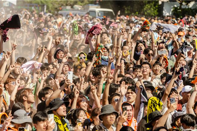 台灣祭樂迷盡情享受音樂。(屏縣府提供)