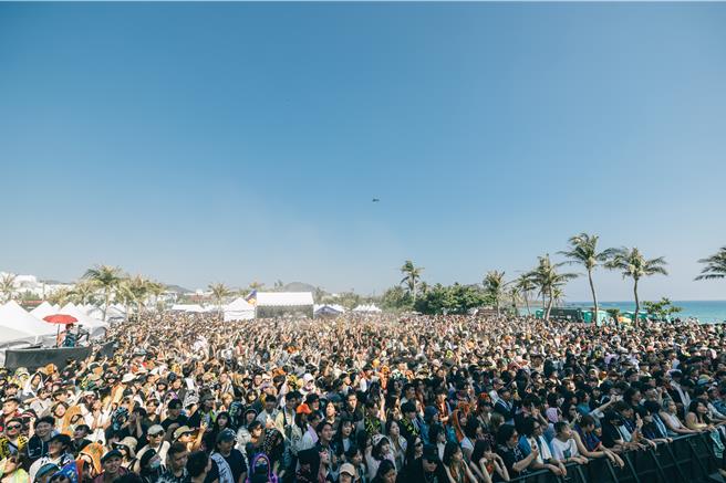台灣祭首日開唱就吸引爆滿人潮。(屏縣府提供)