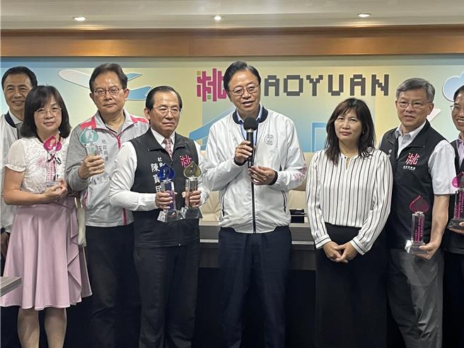 桃園市長張善政4日宣布捐贈1個月的所得幫助賑災。（姜霏攝）