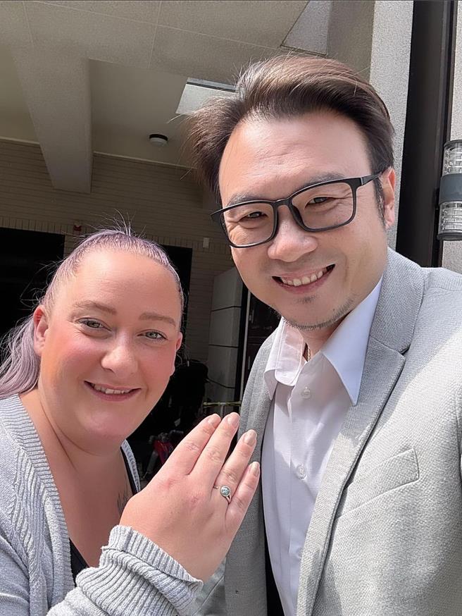 英國籍麗莎（左）不慎將鑲有祖父骨灰的藍色寶石遺失在兒童公園，遍尋月餘未果，竟意外在清明節前夕尋獲，開心展示手中極具意義的戒指，與議員簡千翔（右）合影。（簡千翔提供／王煌忠南投傳真）