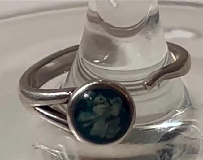 英國籍麗莎在西洋情人節遺失鑲有祖父骨灰的藍色寶石，竟奇蹟的在清明節前夕尋獲。（簡千翔提供／王煌忠南投傳真）