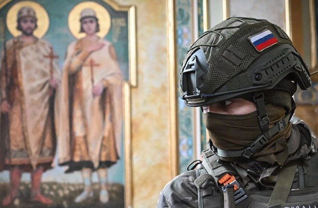一名俄軍士兵於阿夫迪夫卡一處東正教堂內。（俄羅斯國防部）