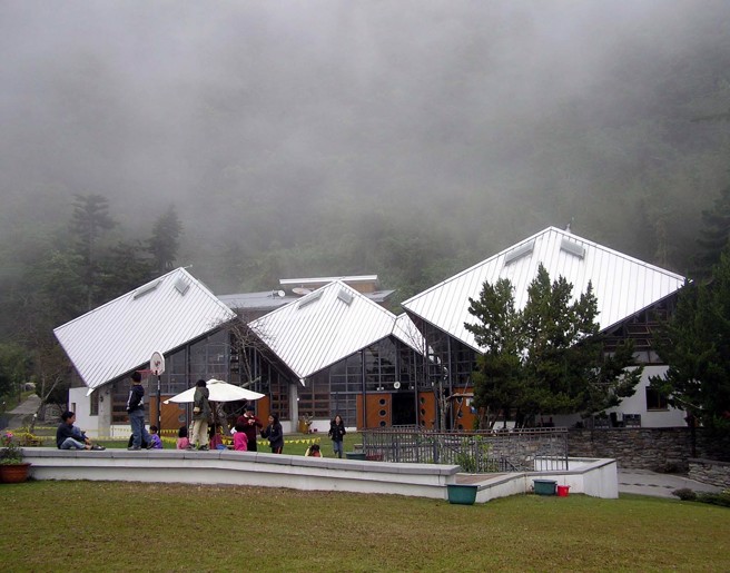 2005.12.08花莲县／太鲁阁国家公园山区的西宝国小校舍，在山中起雾的时候更见矇眬美。（中时资料照／陈惠芳摄）