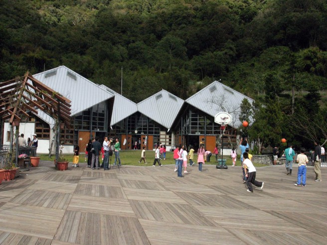 2006年11月16日花莲县／号称是全国最具特色的体制内森林小学─西宝国小学童山中岁月快乐多，学校特殊建筑设计且获得大奖。（中时资料照／陈惠芳摄）