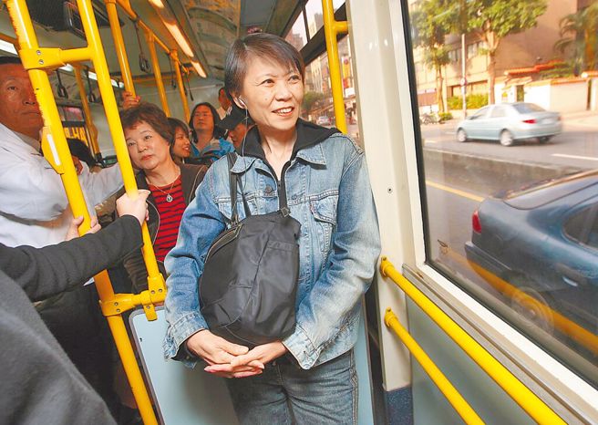总统夫人周美青在2009年时带着女儿马唯中，曾经到过这所小学。图为2008年马英九胜选周美青低调搭公车出门。（本报资料照片）